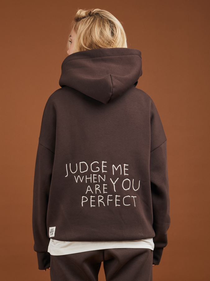 JUDGE ME Hoodie Dark Chocolate